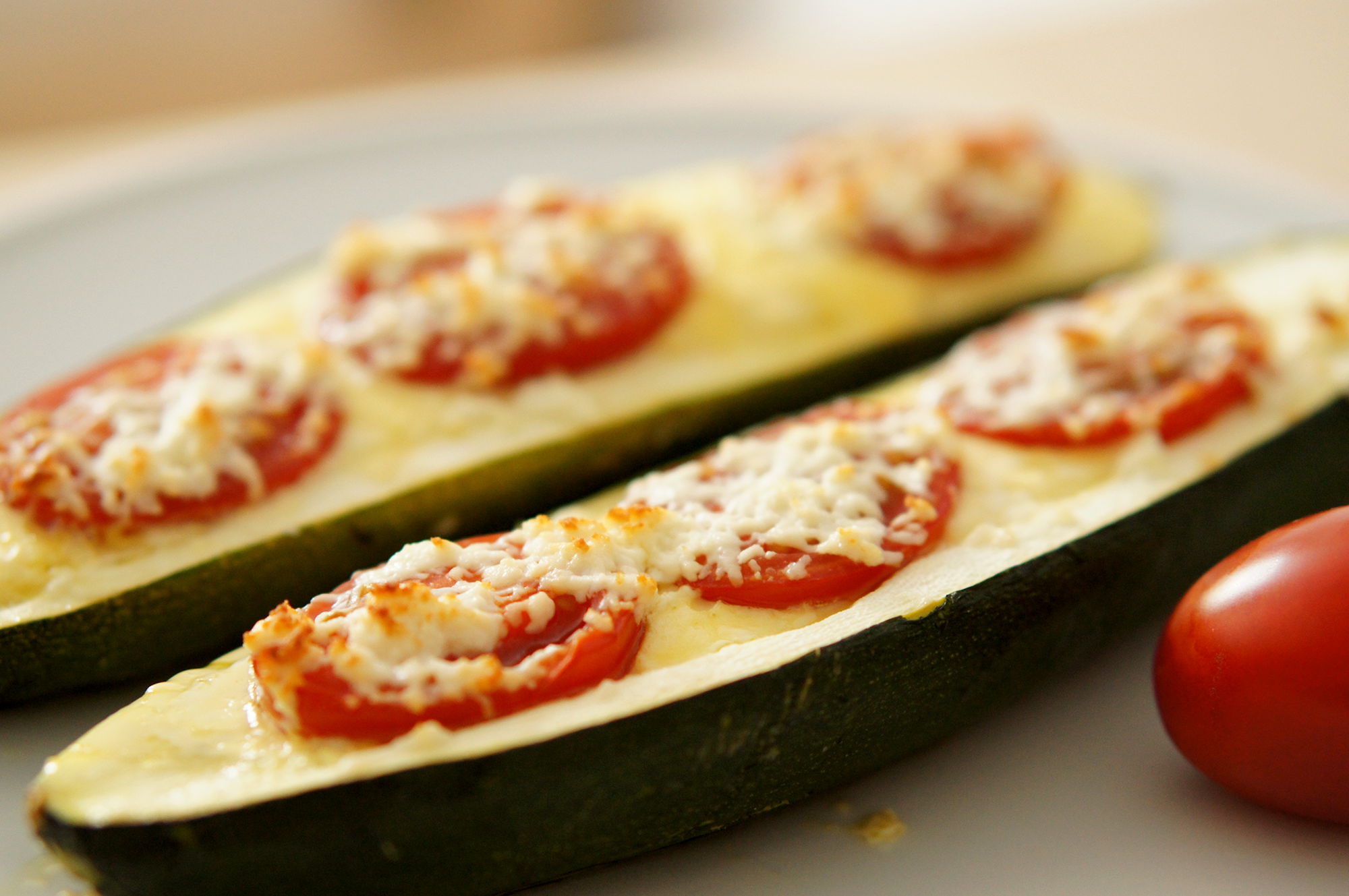 Gefüllte Zucchini mit Ziegenkäse und Tomaten - Paleo Rezepte - A Boy ...
