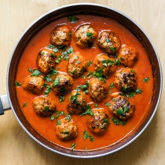 Curry Meatballs auf Tomatensauce