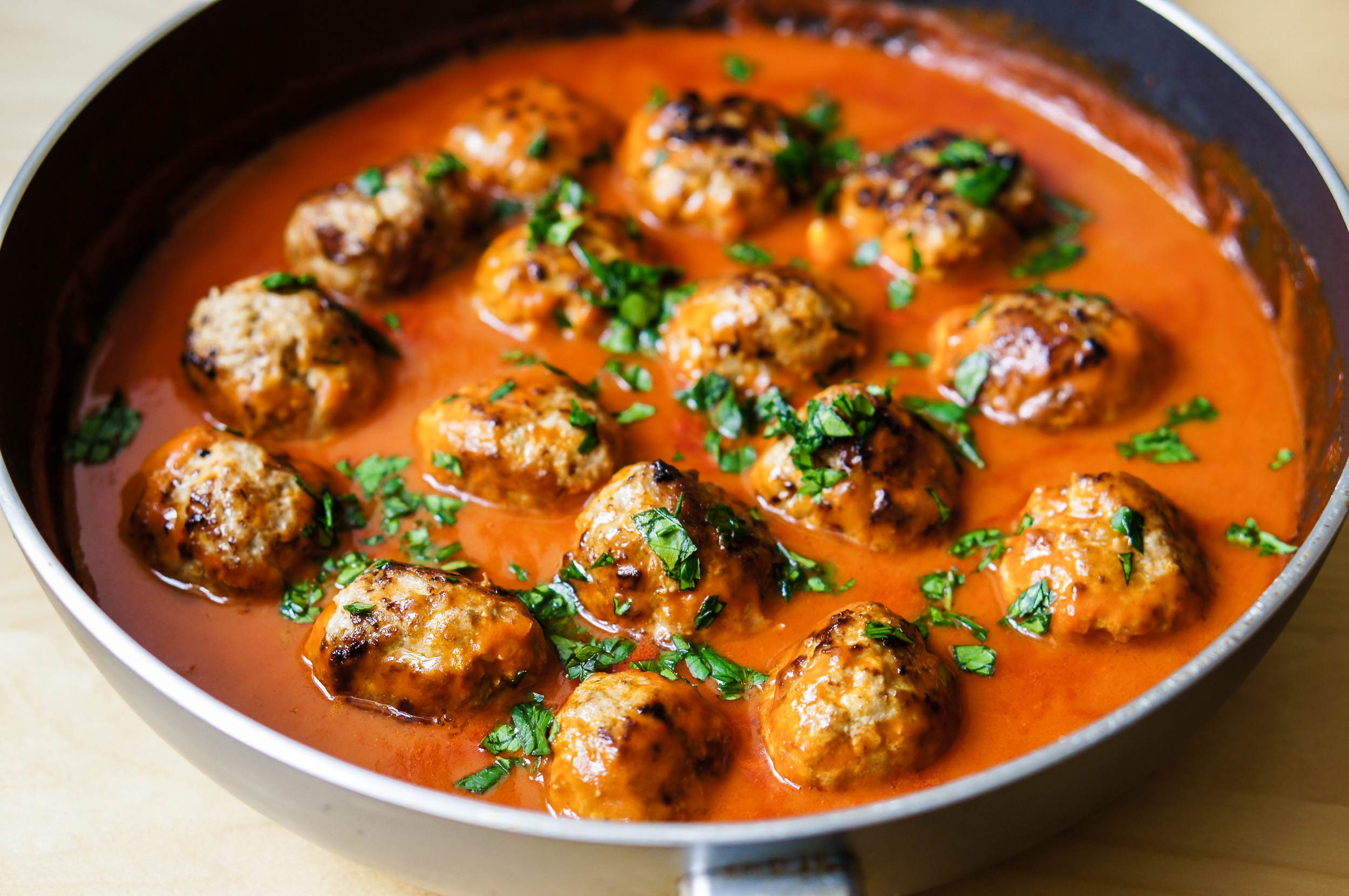 Curry Meatballs auf Tomatensauce - Paleo Rezepte - A Boy From Stone Age